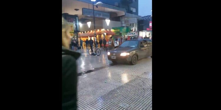 Lomas insólito: en auto por la peatonal