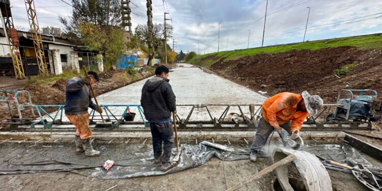 Avanza la pavimentación de las colectoras de ruta 4 en la zona de la rotonda El Vapor