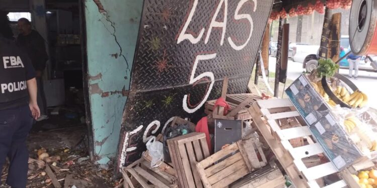Glew: una camioneta se metió en una verdulería y dejó a uno de los empleados sin poder caminar