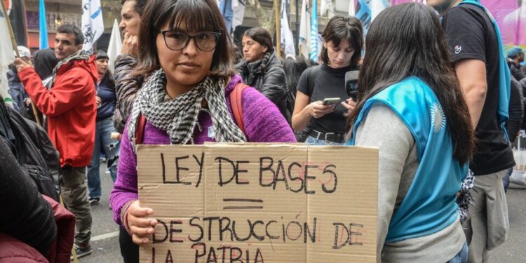 Diputados aprobó la Ley Bases de Milei: aumentan el Monotributo y los cigarrillos, se vuelve a pagar Ganancias, frenan obras, privatizan Aysa y los trenes y se crea un régimen para beneficiar a grandes empresas