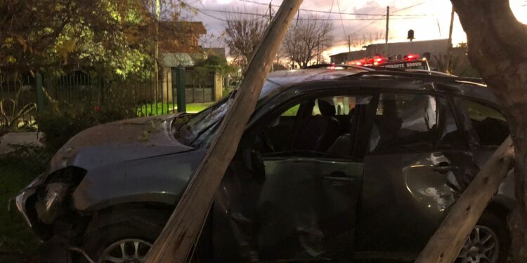 Burzaco: chocó contra una casa, rompió la casilla de gas y casi provoca una tragedia