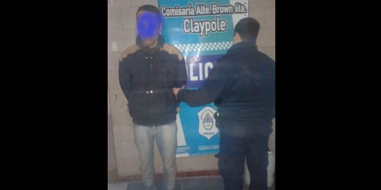 Cayeron dos dealers en Claypole, con cocaína y marihuana
