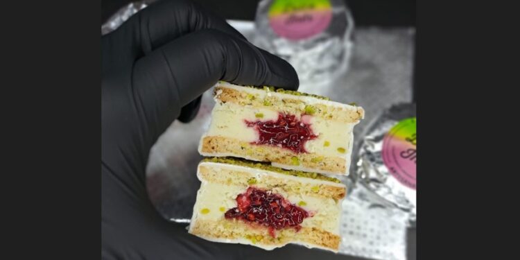Así es «Frambuesita», el alfajor hecho en Calzada que ganó la medalla de bronce en un concurso nacional