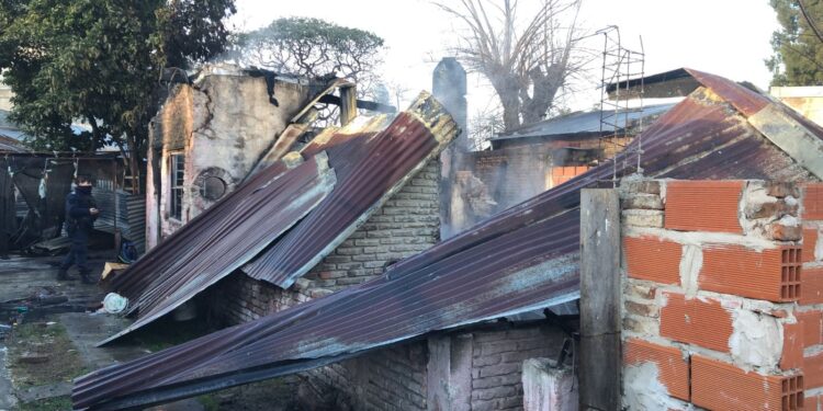 Claypole: un incendio dejó dos casas destruidas