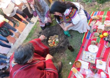 Comienza Agosto: el ritual de la caña con ruda y la ofrenda a la Madre Tierra