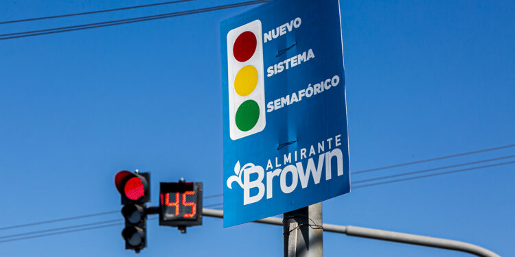 El municipio de Brown instaló nuevo sistema semafórico en la avenida Capitán Olivera