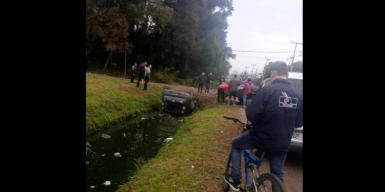 Longchamps: volcó y cayó a una zanja un remís con una pasajera