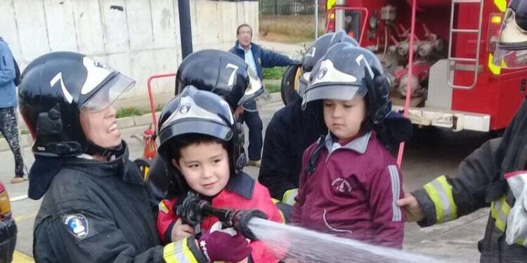 Bomberos de Adrogué, Longchamps y Claypole invitan a festejar el dia del niño en sus cuarteles