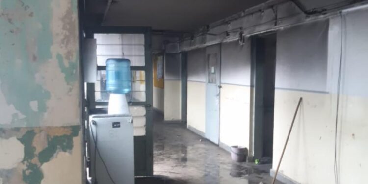 Un importante incendio dañó la Escuela 81 de Longchamps