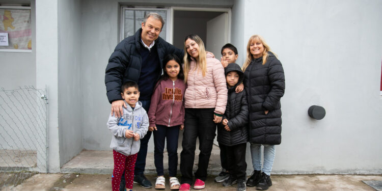 Malvinas Argentinas: familias que vivían a la vera del arroyo ya se mudaron a su nueva casa de Barrio Lindo