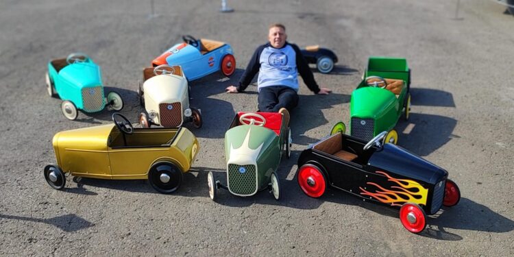 Un vecino de Longchamps construye a mano autos a pedal