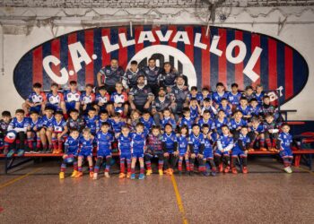 El Club Atlético Llavallol presentó la nueva indumentaria para sus chicas y chicos