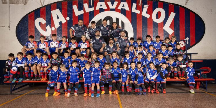 El Club Atlético Llavallol presentó la nueva indumentaria para sus chicas y chicos
