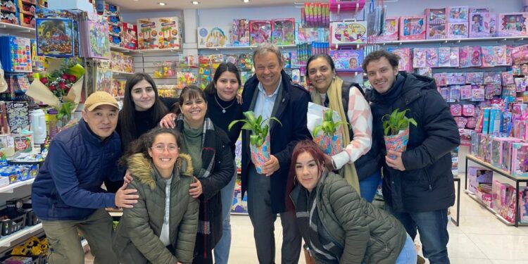 Después del incendio, volvió a abrir las puertas tradicional  bazar de Burzaco
