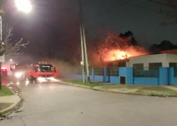 Tres dotaciones de bomberos extinguieron un incendio en una escuela de Llavallol