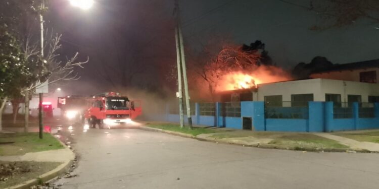 Tres dotaciones de bomberos extinguieron un incendio en una escuela de Llavallol