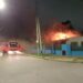 Tres dotaciones de bomberos extinguieron un incendio en una escuela de Llavallol