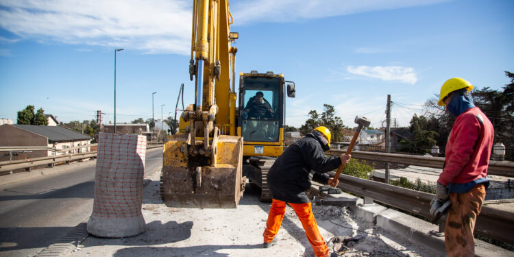 Aplican la nueva capa de hormigón en el puente de Claypole