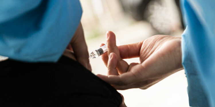 Adrogué: durante todo agosto aplican vacunas de calendario, antigripal y Covid