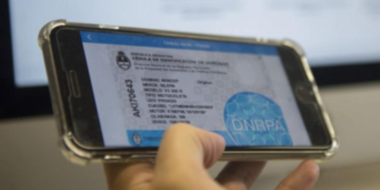 Adiós a la tarjeta azul: el nuevo trámite para que otra persona conduzca tu auto