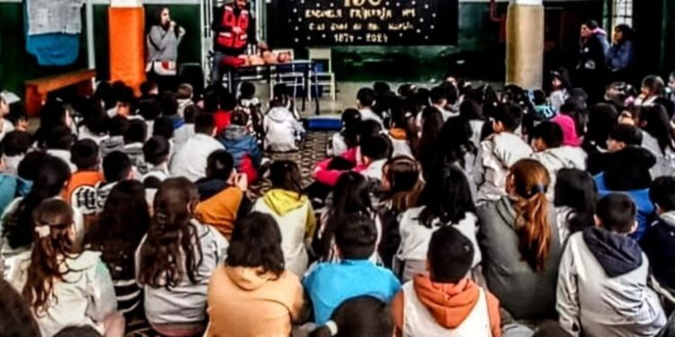 Alumnos de Adrogué aprendieron técnicas de reanimación y quieren una ordenanza para que se enseñe en todas las escuelas