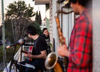 El grupo de amigos de Temperley que sale al balcón y toca jazz para los vecinos