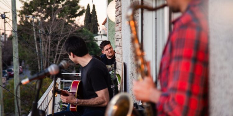 El grupo de amigos de Temperley que sale al balcón y toca jazz para los vecinos