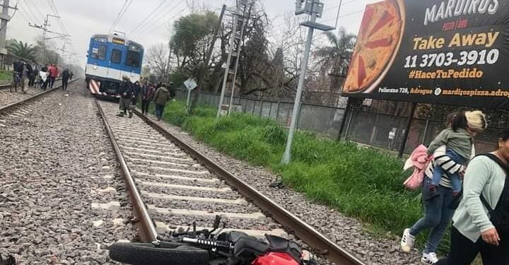 Calzada: el tren arrolló a un motociclista, que se salvó de milagro