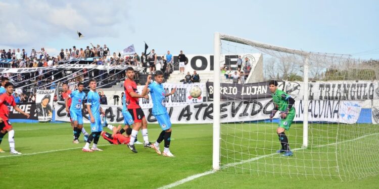 Claypole volvió a ganar en su cancha con una goleada contundente