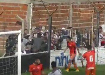 Claypole salvaje: suspendieron el partido porque la hinchada agredió a los visitantes