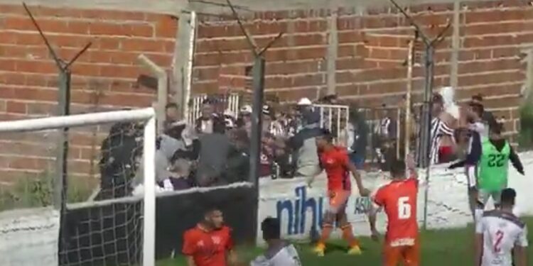 Claypole salvaje: suspendieron el partido porque la hinchada agredió a los visitantes