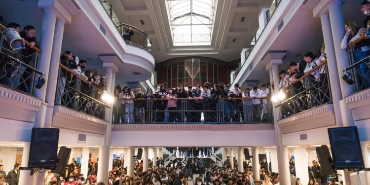 Con charlas de orientación vocacional, realizan la Expo Universidad «Futuro Brown»