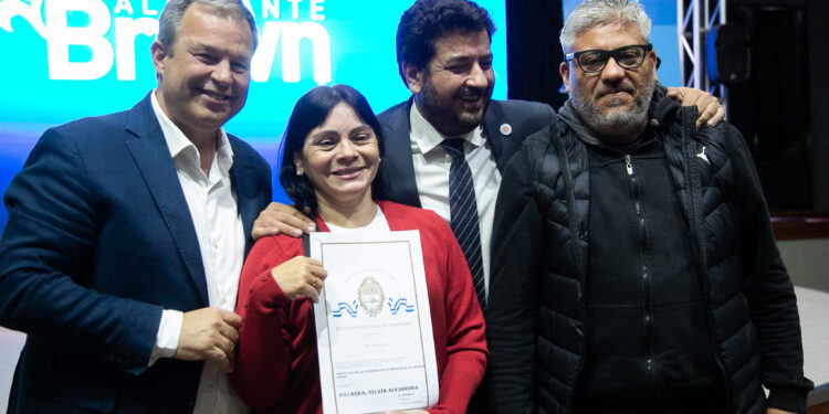 Entregaron 659 escrituras a familias de Brown