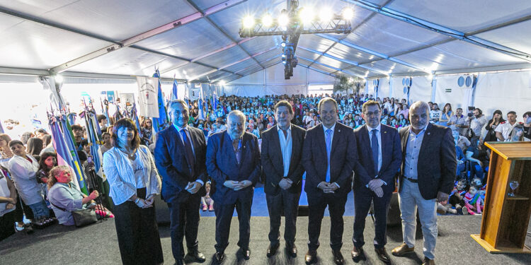 El municipio de Brown celebró sus 151 años con la apertura de la 8° Feria Internacional del libro