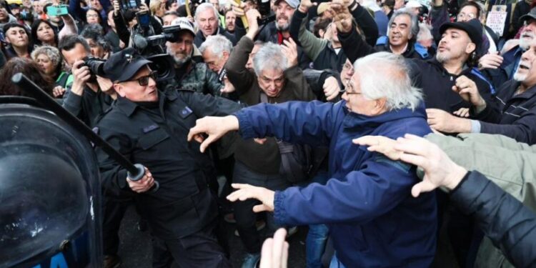 Marchan en apoyo a los jubilados y en contra del veto de Milei
