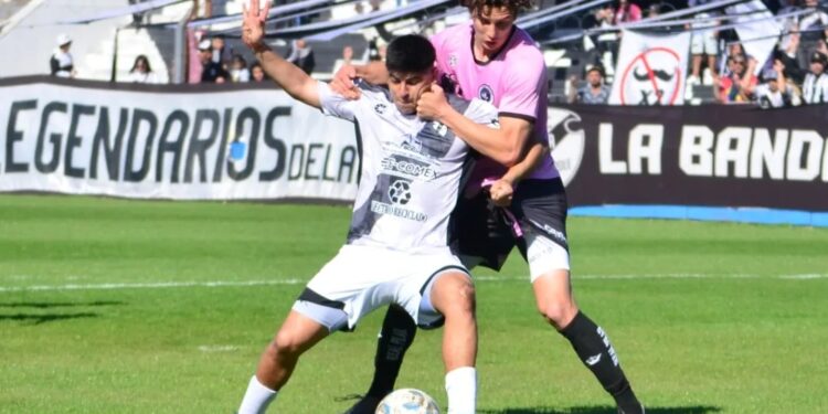 Polémica derrota de Claypole en el final para profundizar su mal momento