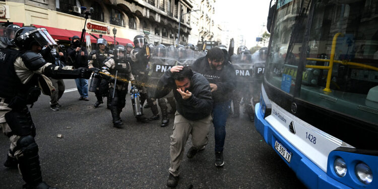 Reprimieron a jubilados frente al Congreso tras la confirmación del veto de Milei a la ley de movilidad