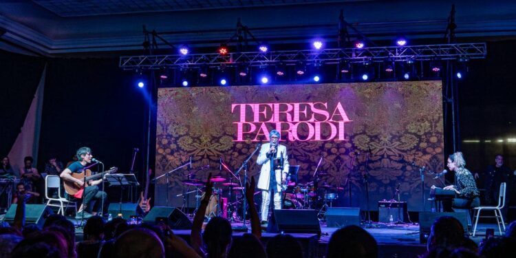 Teresa Parodi llega a Burzaco: canciones urgentes para los días difíciles