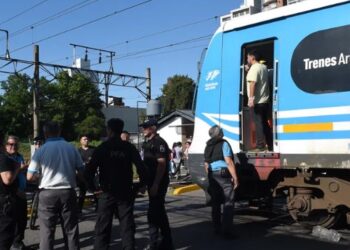 Distracción y milagro en Lomas: lo atropelló el tren por cruzar apurado