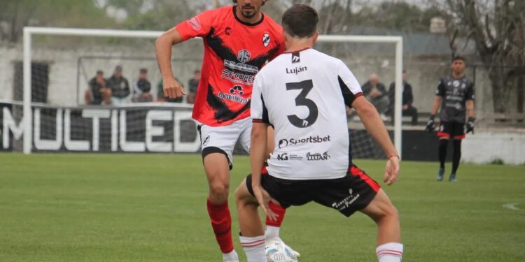 Claypole apenas cosechó un empate en un estadio vacío