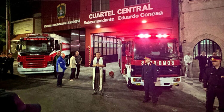 Los Bomberos de Lanús celebran sus 100 años con feria, música y desfile