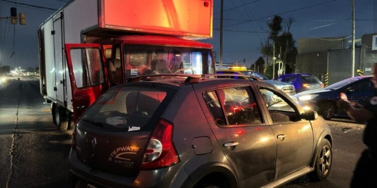 Burzaco: dos heridos en un choque entre un camión y un auto