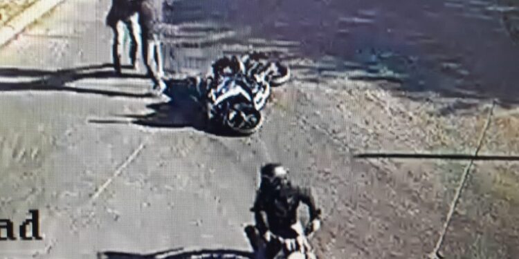 Un policía retirado mató en Claypole a uno de los dos motochorros que quiso asaltarlo