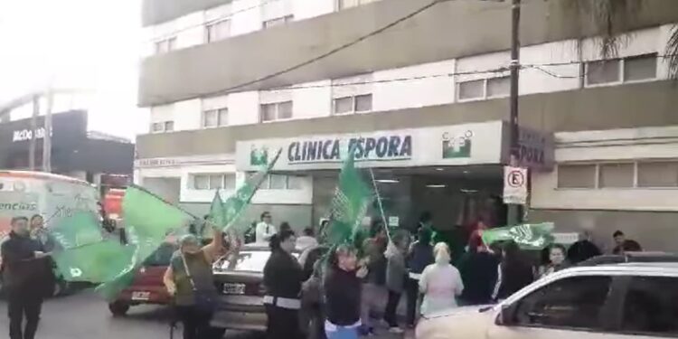 Empleados de la clínica Espora cortaron la avenida en reclamo por salarios atrasados