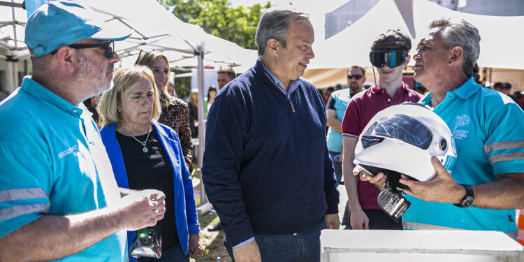 Provincia entregó en Brown equipos para controles de alcoholemia y 192 pases multinodales