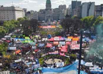 Una multitud marchó contra la decisión de Milei de dejar sin financiamiento a las universidades