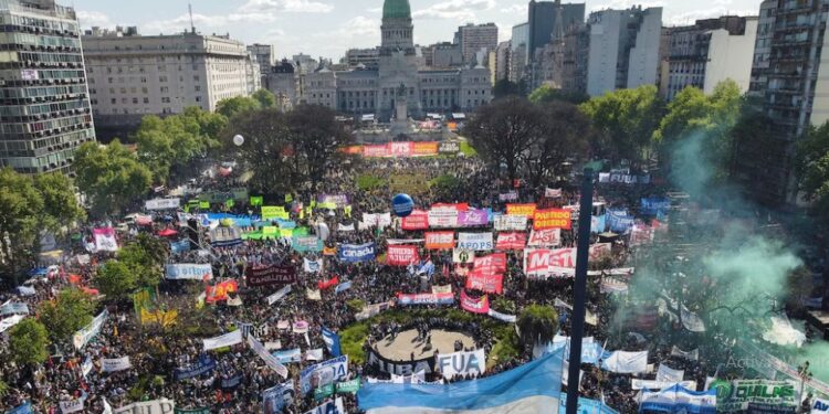 Una multitud marchó contra la decisión de Milei de dejar sin financiamiento a las universidades