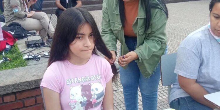 Mármol: realizan cortes de cabello para hacer pelucas a pacientes con cáncer