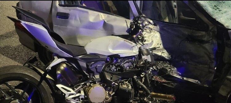 Un motociclista murió en Claypole y una camioneta volcó en José Mármol