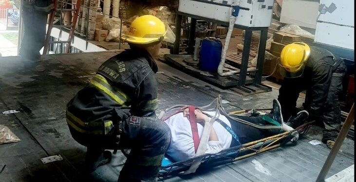 Longchamps: dramático rescate de un operario que cayó desde un techo